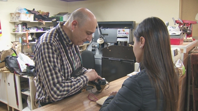Toño Blanco Pérez leva 23 anos dedicado ao oficio de zapateiro no seu taller A Bota, nas galerías Viacambre en Ourense.