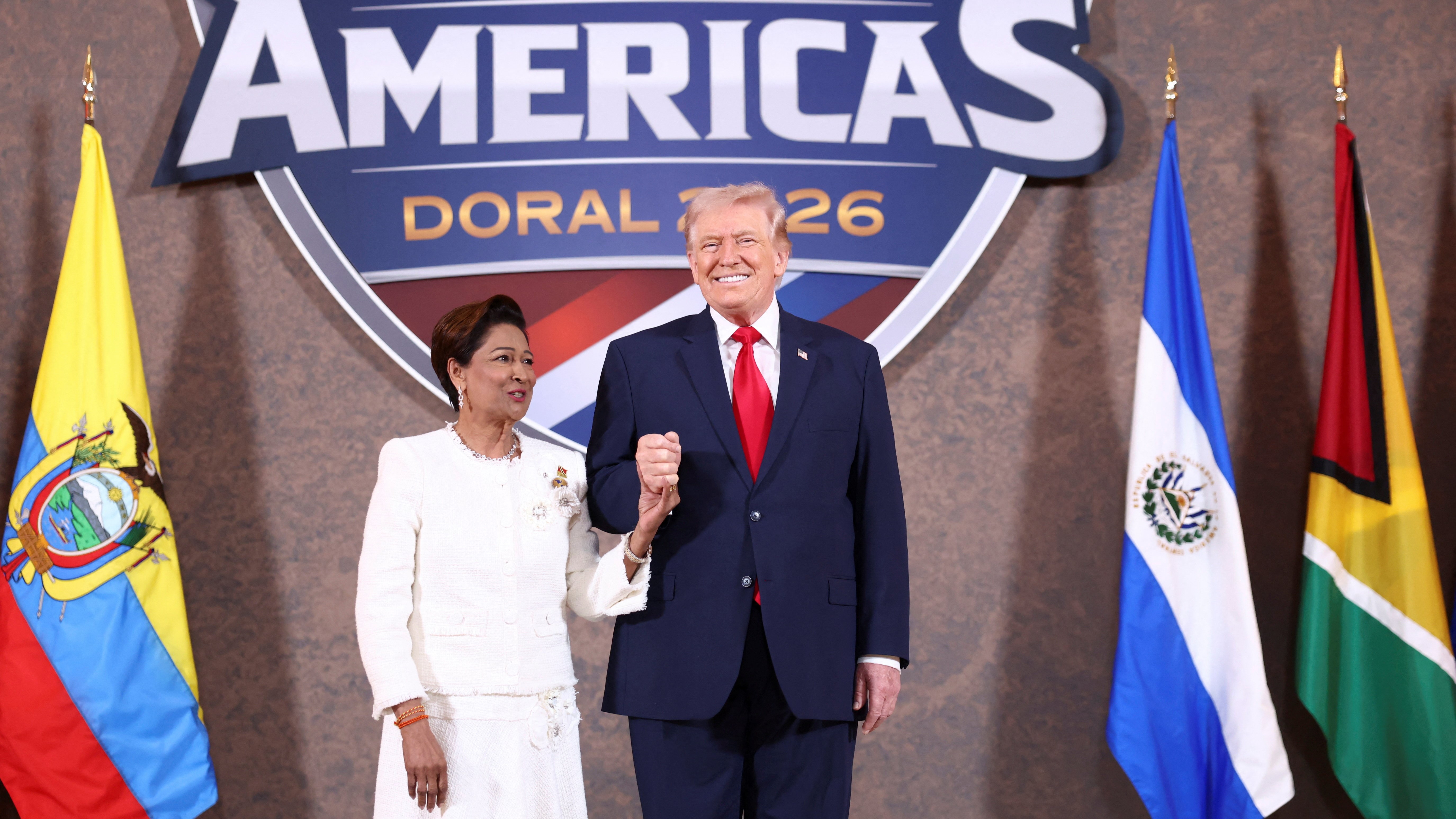 Trump coa primeira ministra de Trindade e Tobago. REUTERS/Kevin Lamarque