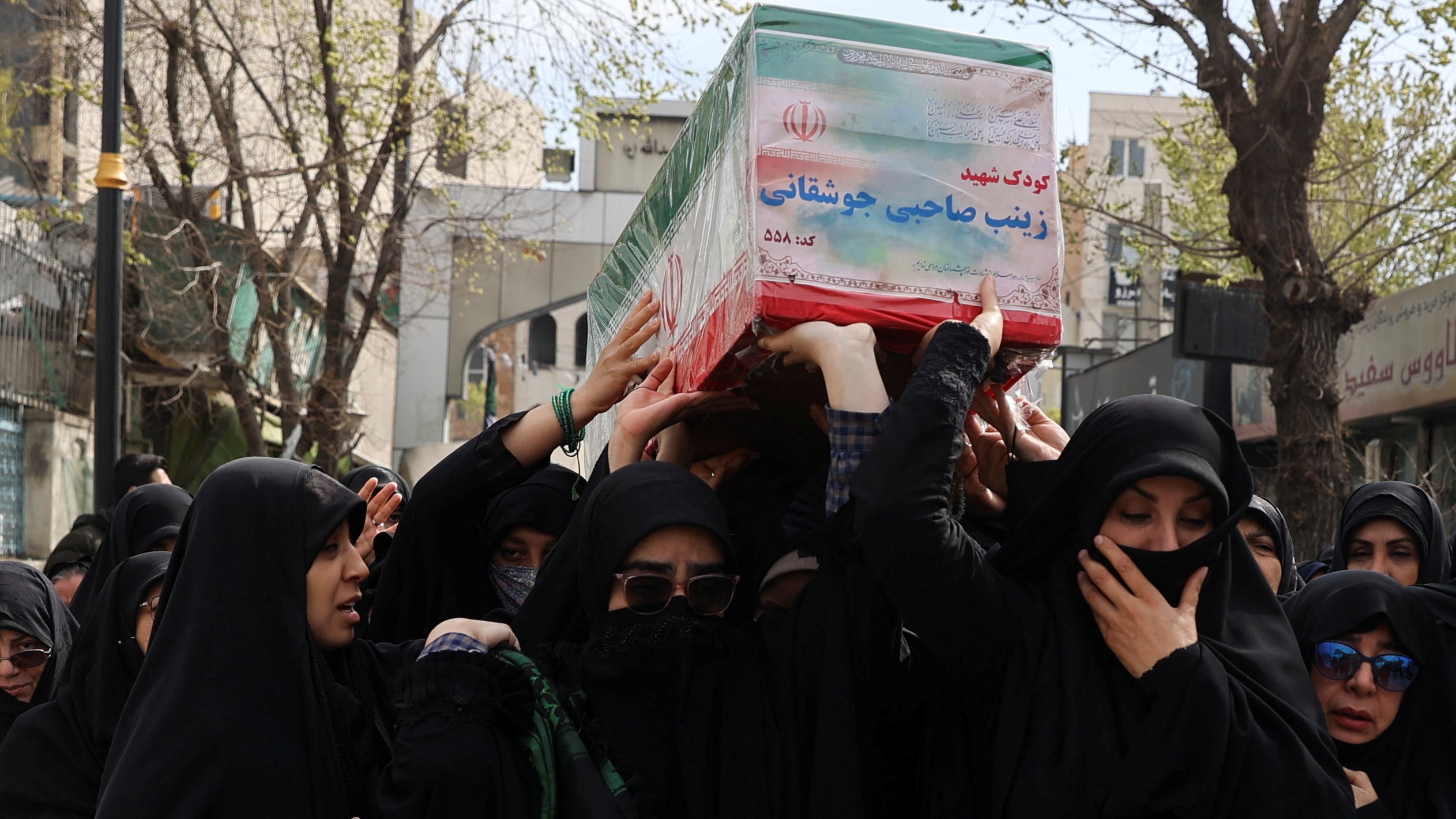 Funeral en Teherán dunha nena. Majid Asgaripour/WANA vía REUTERS