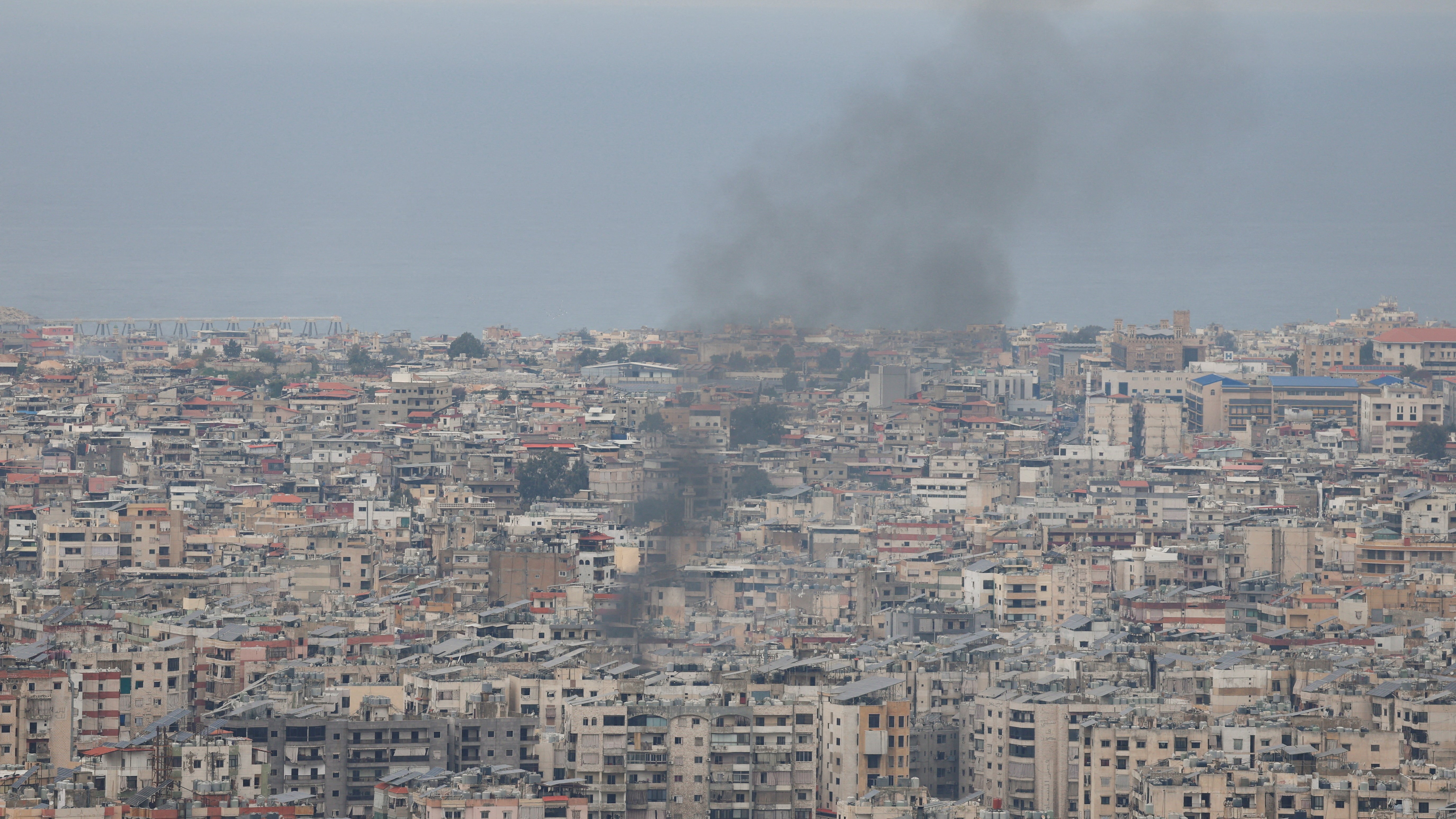 Columnas de fume no sur de Beirut. REUTERS/Claudia Greco