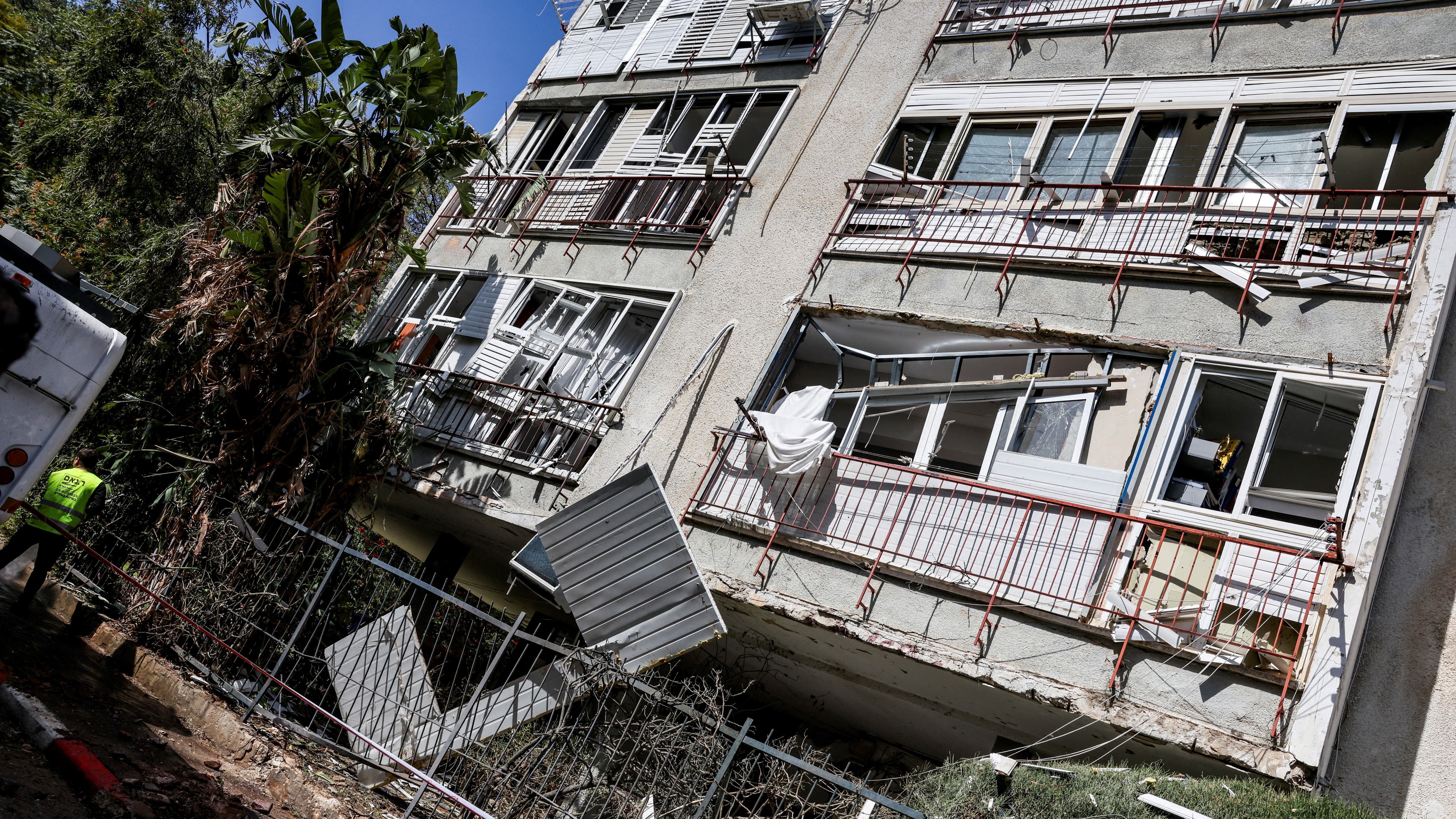 Edificio danado en Givatayim, preto de Tel Aviv. REUTERS/Nir Elias