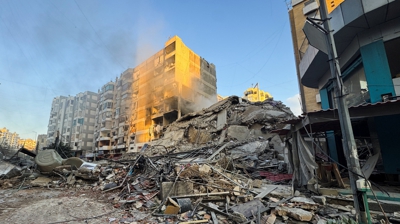 Edificios destruídos polas bombas en Beirut. REUTERS/Foto tomada cun móbil