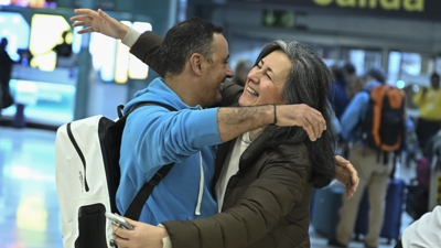 Os bombeiros navarros atrapados en Qatar chegan a Madrid. EFE/Fernando Villar