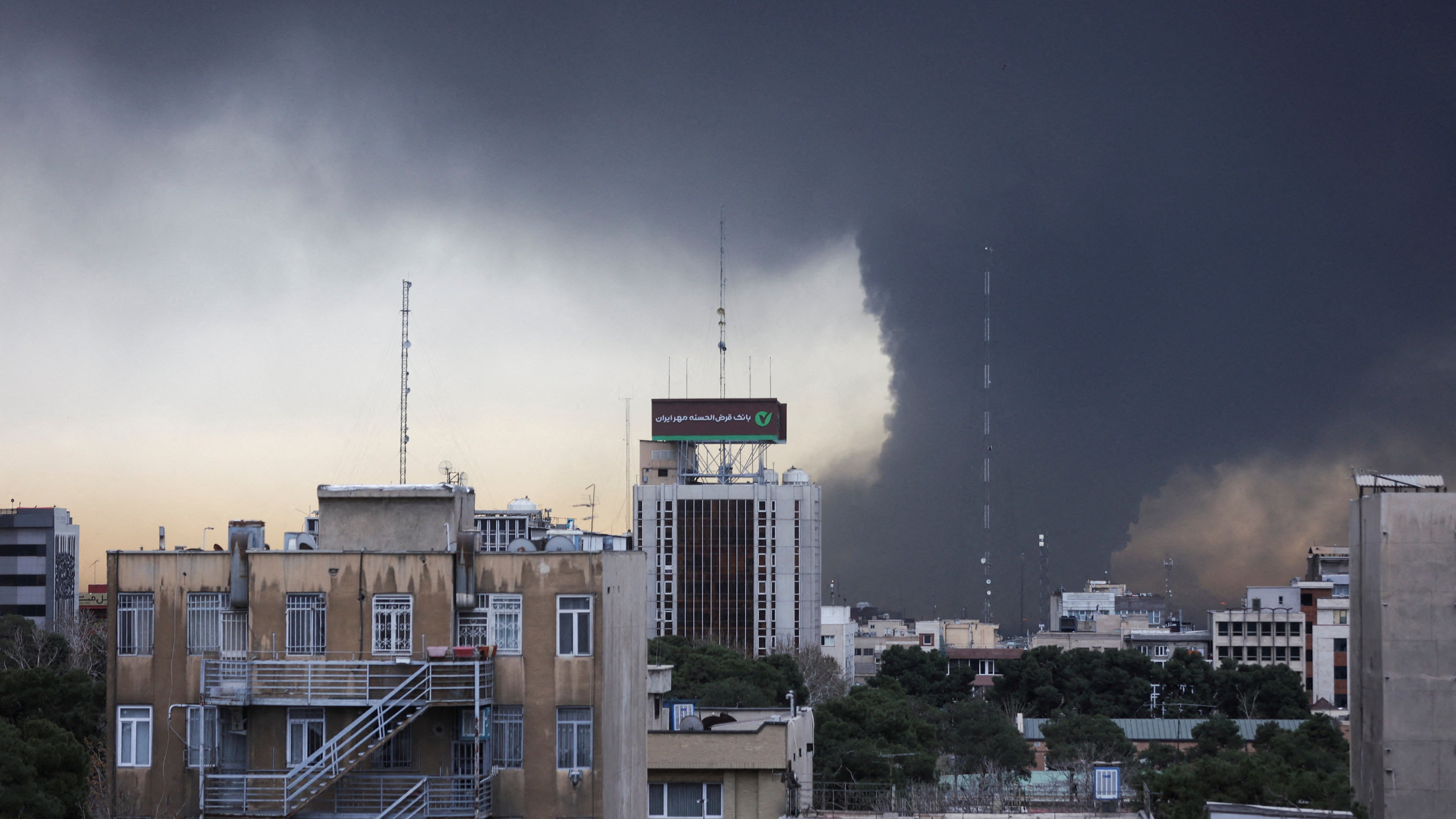 Columnas de fume en Teherán. Majid Asgaripour/WANA vía REUTERS