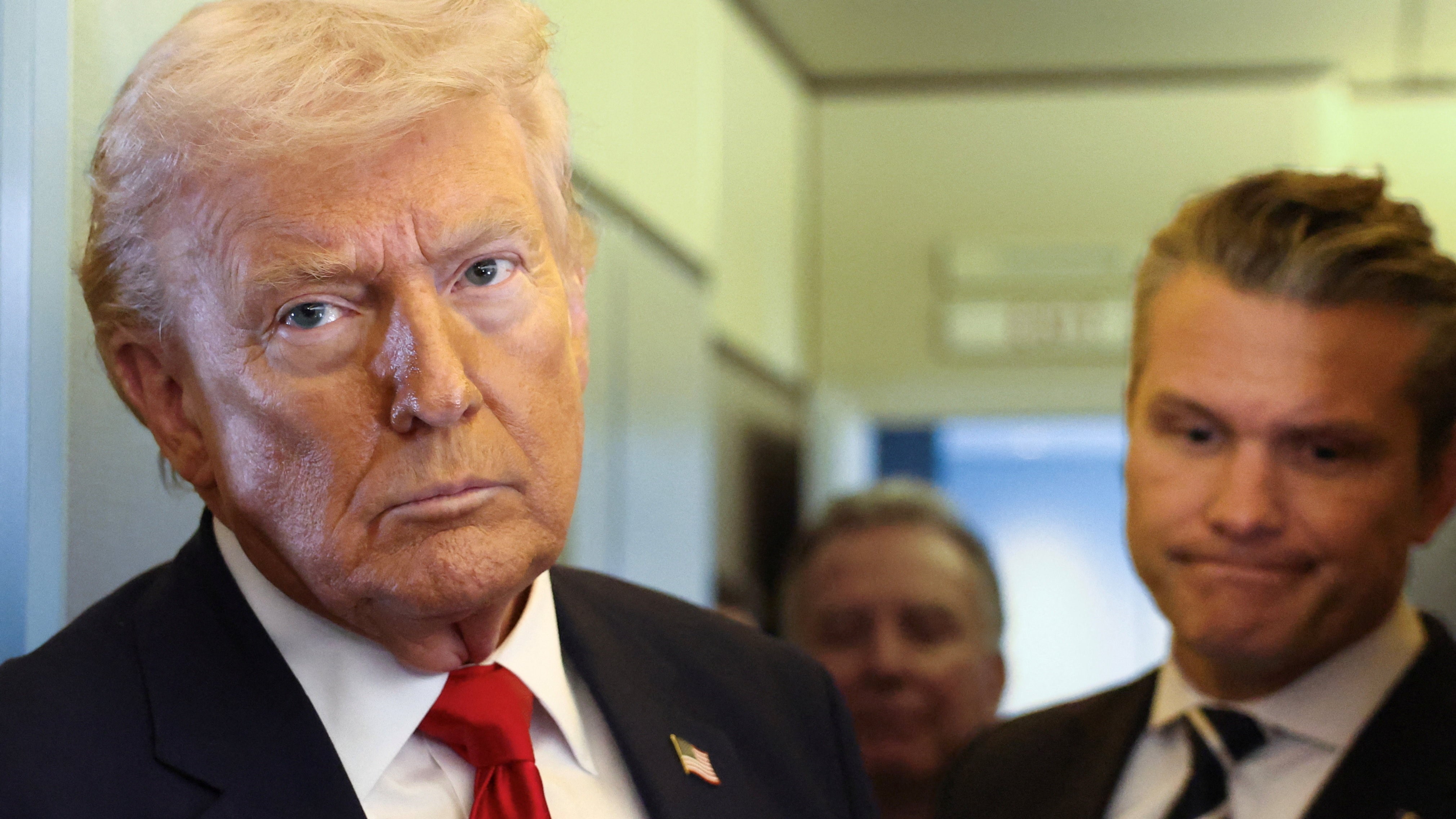 Trump a bordo do Air Force One. REUTERS/Kevin Lamarque