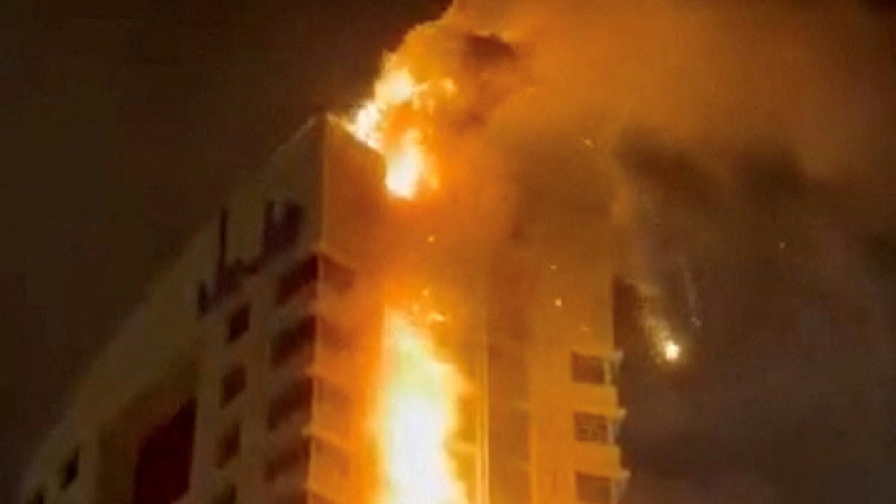 Un edificio en chamas en Kuwait. REDES SOCIAIS vía REUTERS