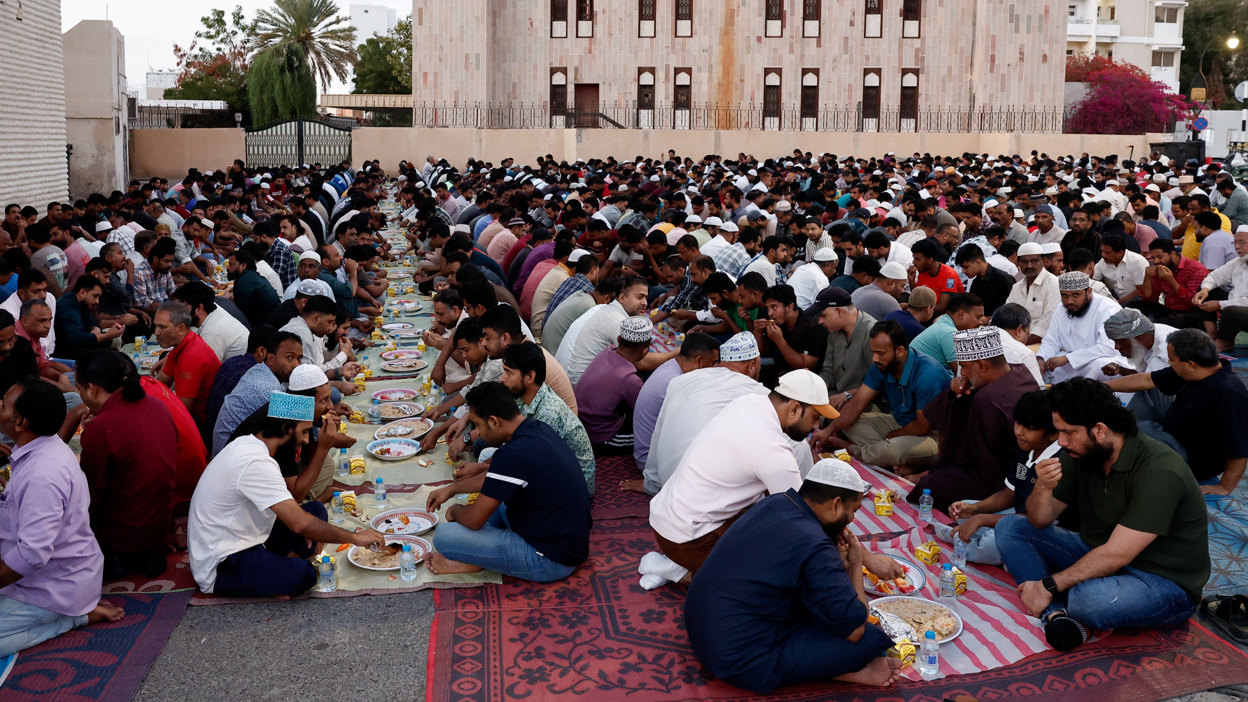 Devotos en Mascate (Omán) inician o Iftar. REUTERS/Benoit Tessier
