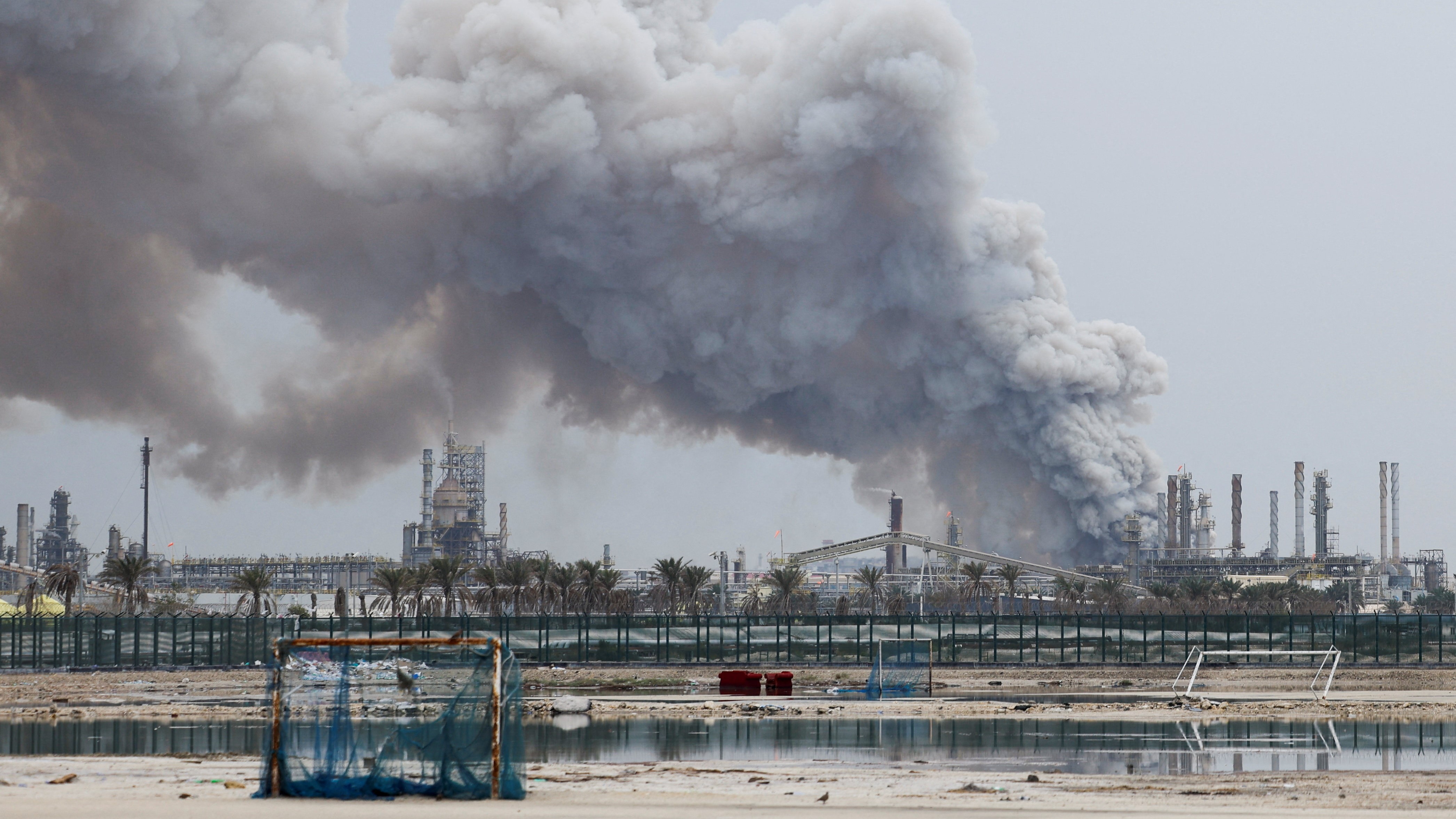 Incendio nunha refinería de petróleo de Bahrein (Reuters/Stringer)