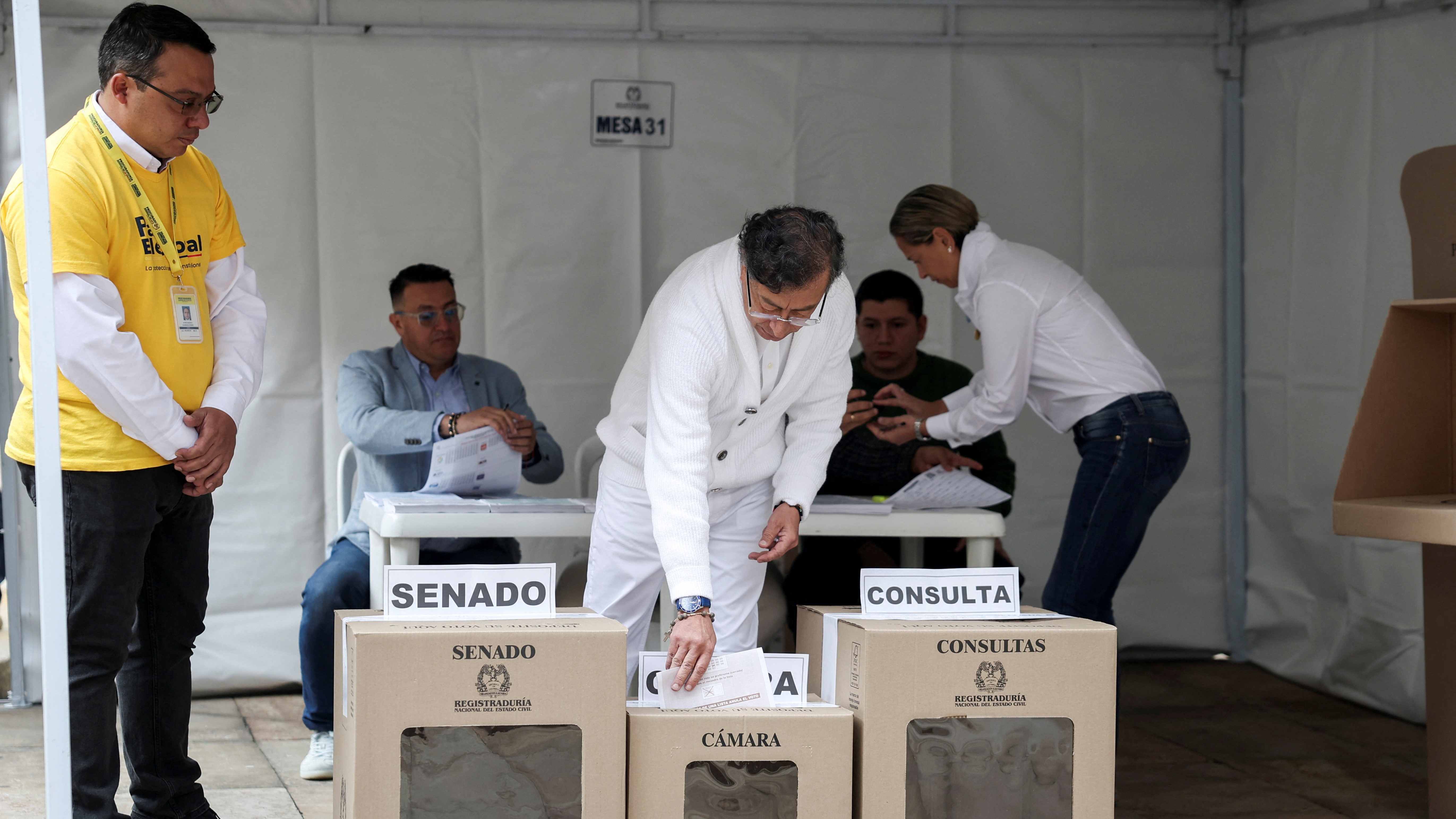 O presidente de Colombia Gustavo Petro, en Bogotá na votación tripla deste domingo (Reuters/Luisa González)