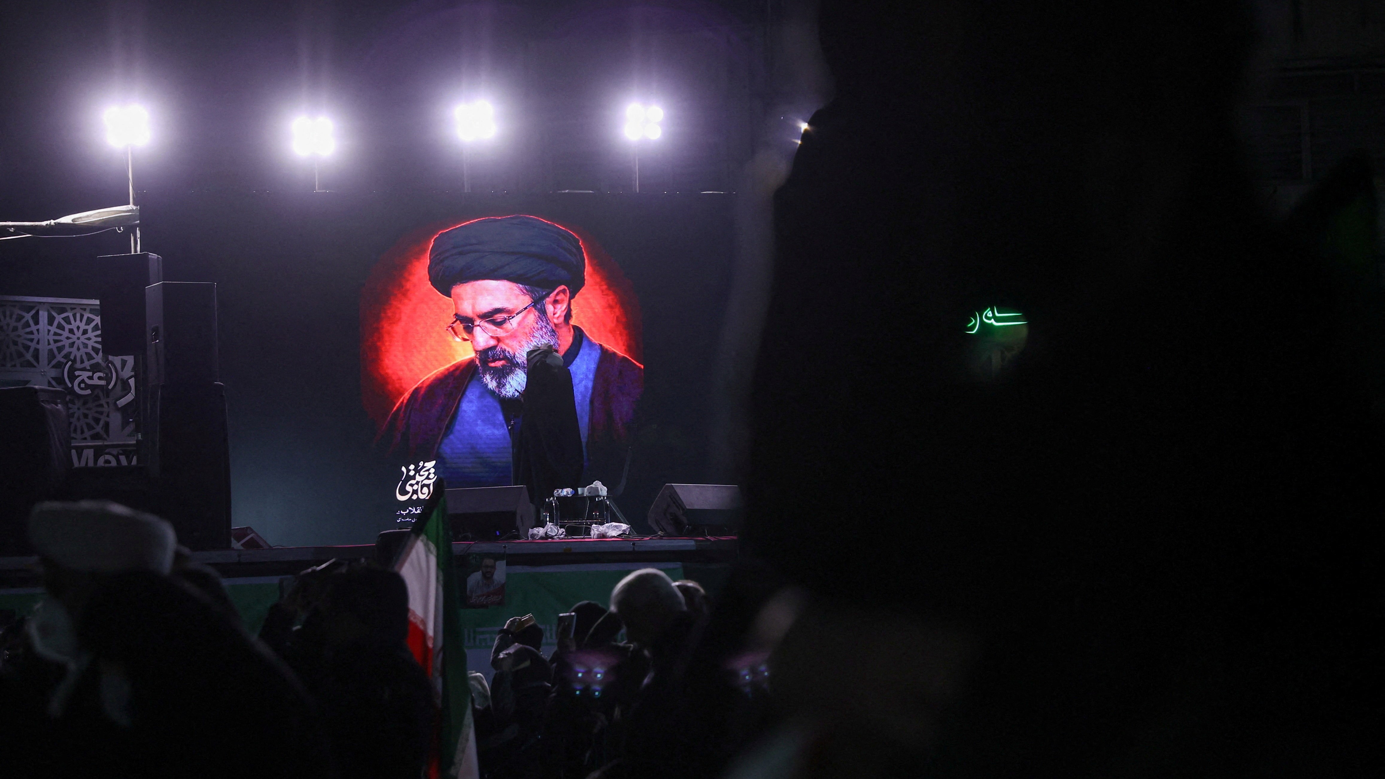Imaxe de Mojtaba Khamenei nunha pantalla instalada na rúa en Teherán (Majid Asgaripour/WANA/Reuters)