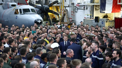 Macron canta o himno nacional francés xunto a militares franceses no portavións 'Charles de Gaulle', desprazado ao Mediterráneo (Reuters)