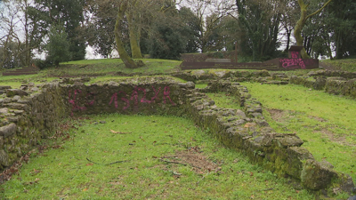 Descoñecidos pintaron o muro dunha das casas castrexas do castro de Alobre