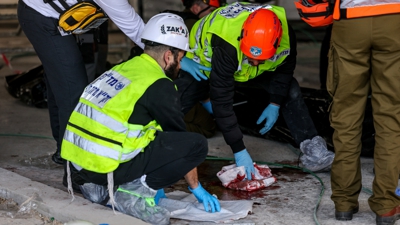 Traballadores do servizo de emerxencias en Yehud (Reuters/Nir Elias)