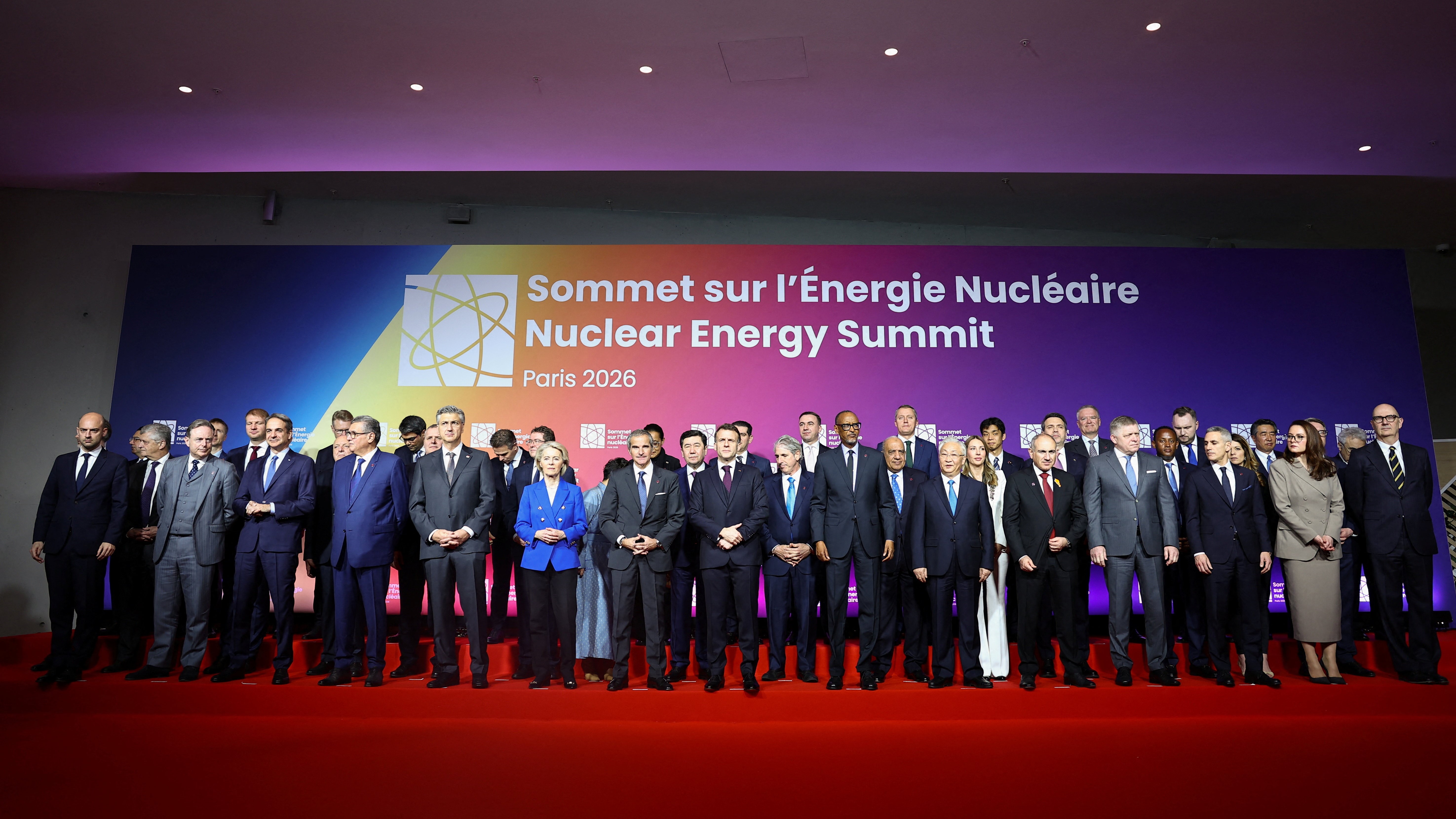 Foto de familia do cumio sobre enerxía nuclear para uso civil que se celebra en París (Reuters)