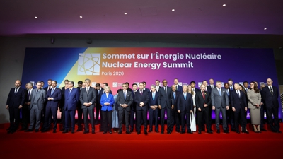 Foto de familia do cumio sobre enerxía nuclear para uso civil que se celebra en París (Reuters)