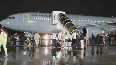 Chegada de repatriados españois procedentes de Oriente Medio á base de Torrexón de Ardoz, este martes (Reuters)