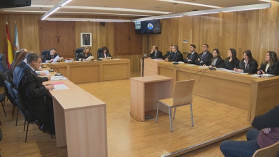 Ao xuízo acudiron oito dos acusados e un total de trece letrados