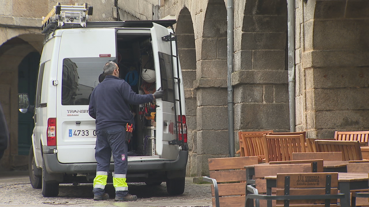 Un traballador do Concello ás portas da Oficina de Turismo