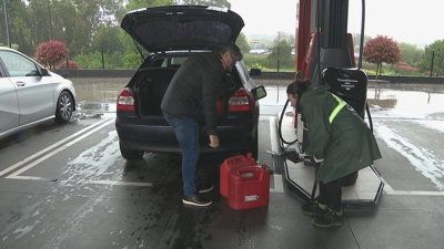 Nas estacións de servizo notaron un invcremento de venda de gasçóleno en garrafas para reservar na casa.