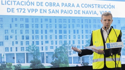 O presidente da Xunta, Alfonso Rueda, durante o acto de licitación de obra nunha parcela de Navia para 172 vivendas de promoción pública en Vigo, este mércores. EFE / Salvador Sas