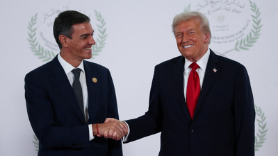 O presidente dos EUA Donald Trump e o xefe do Goberno español, Pedro Sánchez, danse a man mentres posan durante o cume de líderes mundiais sobre o fin da guerra de Gaza, en Sharm o-Sheikh, Exipto, o 13 de outubro de 2025 (REUTERS/Suzanne Plunkett)
