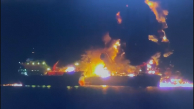 Petroleiros incendiados en Basora, Iraq (Reuters)