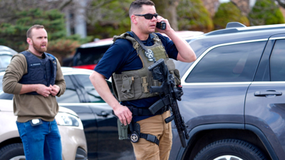 Axentes do FBI e imaxe en directo do lugar do suceso (Reuters)