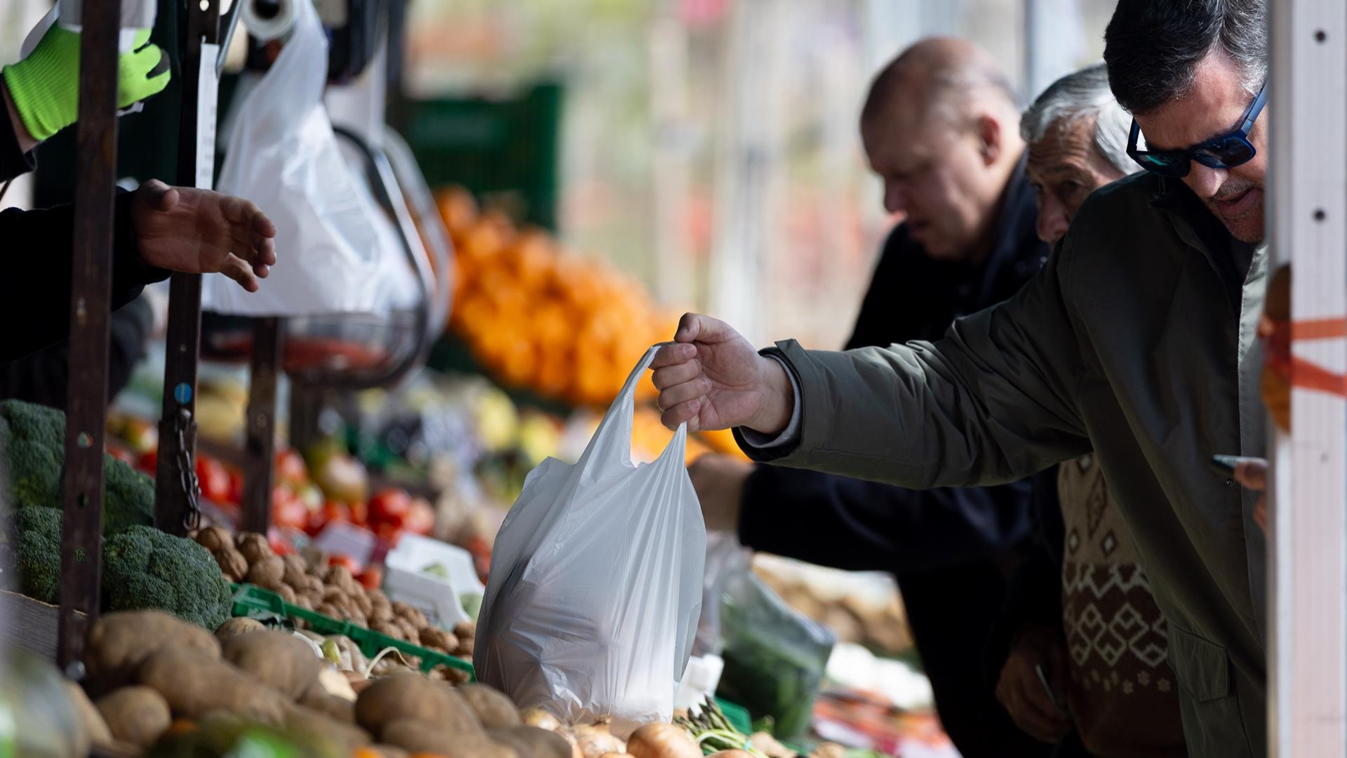 Varias persoas compran nun mercado de alimentos. / Eduardo Parra - Europa Press - Archivo