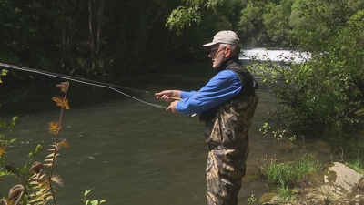 Un pescador de salmón, especie cuxa pesca este ano estará vedada por completo