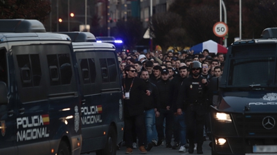 Seareiros do Olympique de Lión escoltados pola Policía Nacional conducidos cara ao estadido de Balaídos (Europa Press/Adrián Irago)