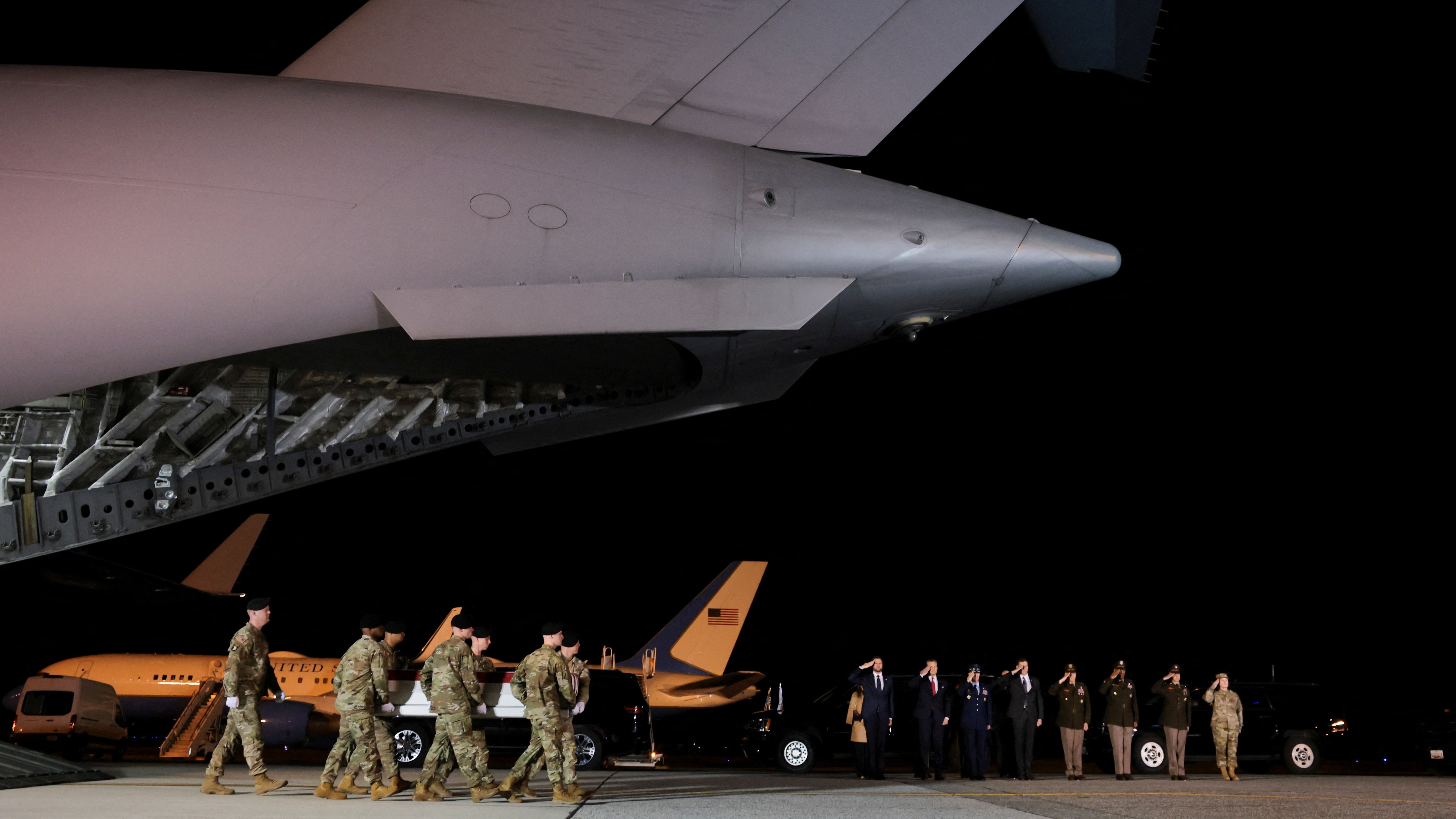 O vicepresidente dos EUA JD Vance e o secretario de Defensam Pete Hegseth (REUTERS/Kylie Cooper)