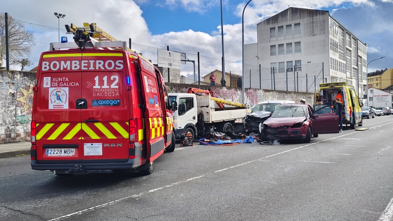 Os equipos de emerxencia no lugar do accidente. FOTO/GES de Mugardos