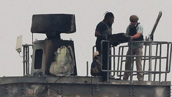 Soldados dos EUA inspeccionan a embaixada. REUTERS/Ahmed Saad.