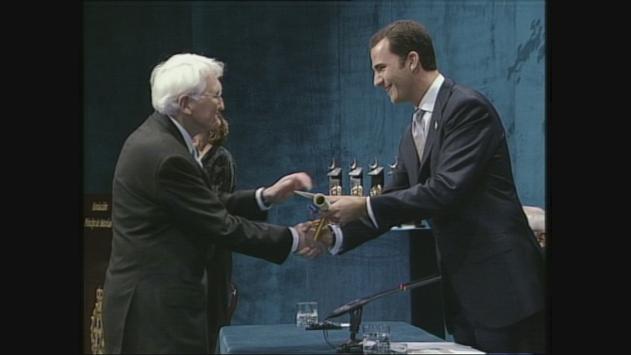O filósofo alemán, J. Habermás, recolle o Premio das mans de Felipe VI, daquela Príncipe de Asturias