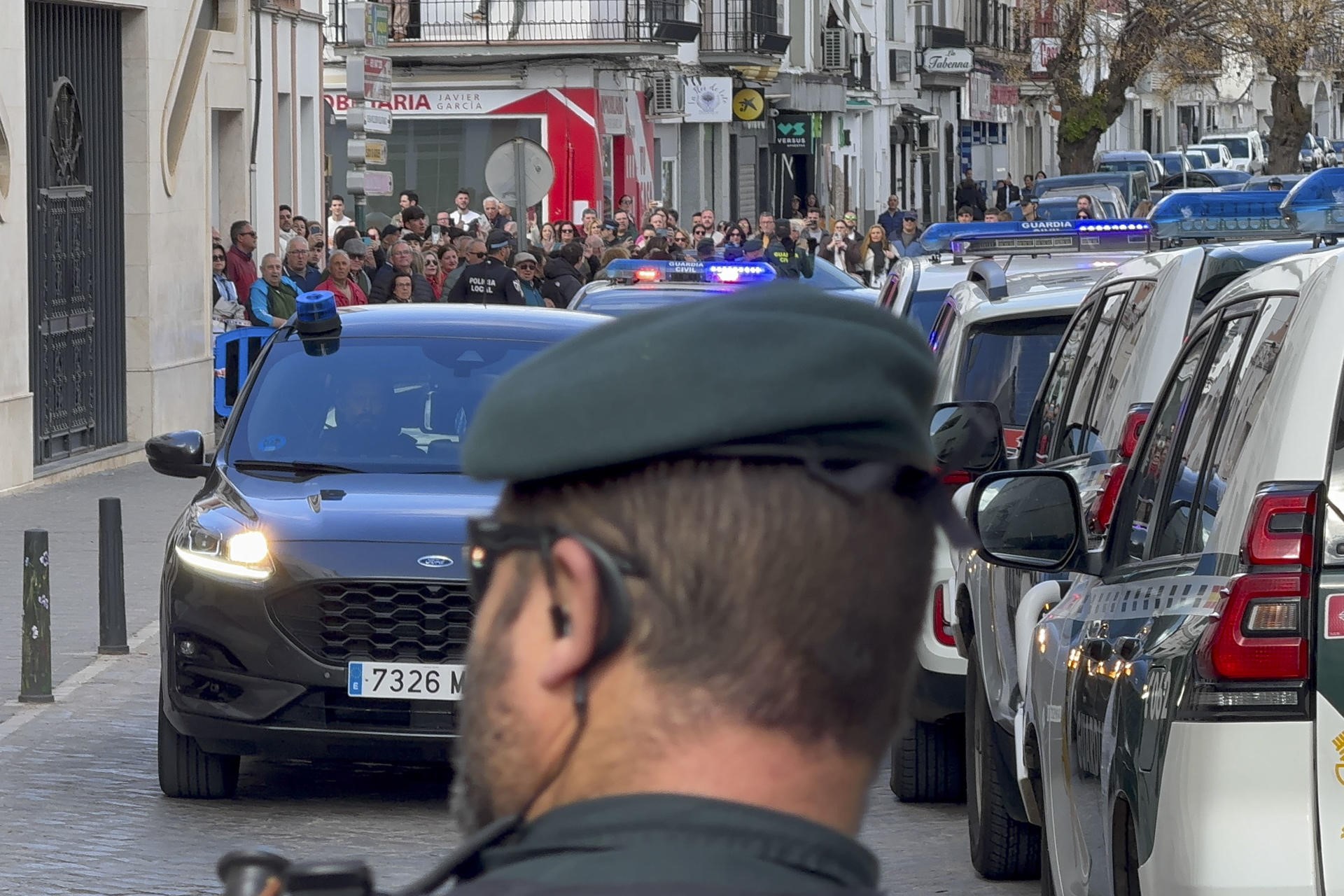 A Garda Civil vixía que os veciños concentrados respeten as barreiras de seguridade en Zafra. Foto: EFE/Ana Picón