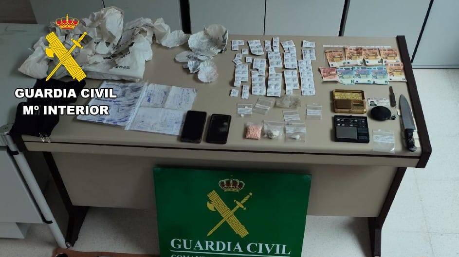 Garda Civil tamén se incauto de varios efecto achados no punto de venda. Imaxe: Garda Civil