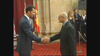 Habermas saúdando ao daquela Príncipe de Asturias, na recepción previo a entrega dos Premios