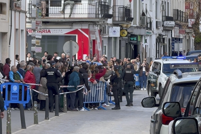 Os veciños agardan a chegada dos dous irmáns acusados da morte de Francisca Cadenas. Foto: EFE/Ana Picón