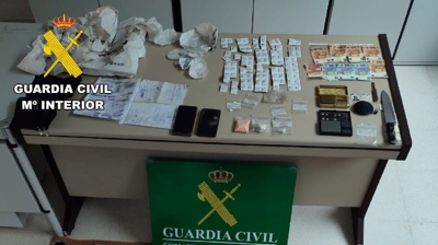 Garda Civil tamén se incauto de varios efecto achados no punto de venda. Imaxe: Garda Civil