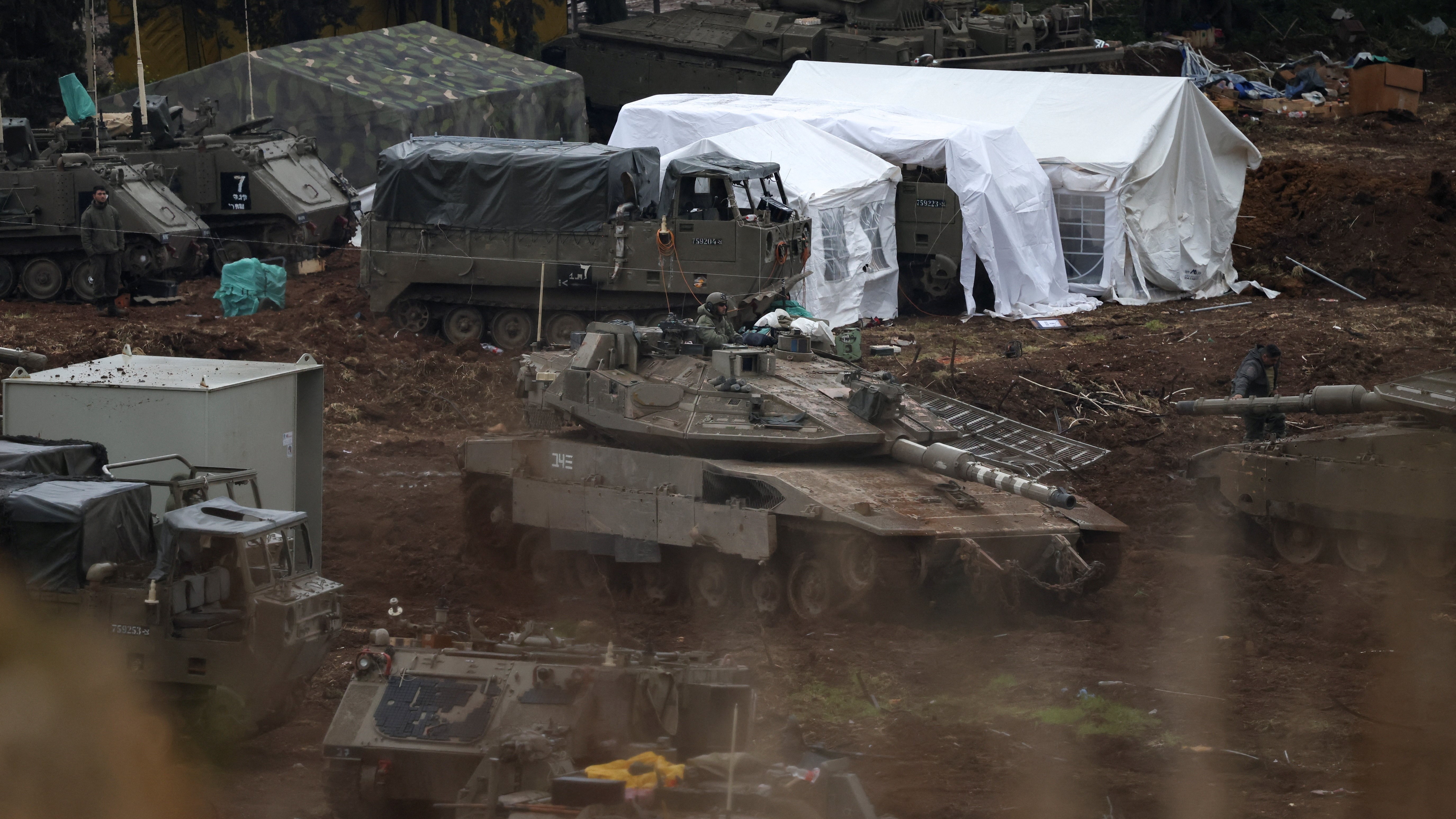 Tanques israelís na fronteira co Líbano. REUTERS/Shir Torem.