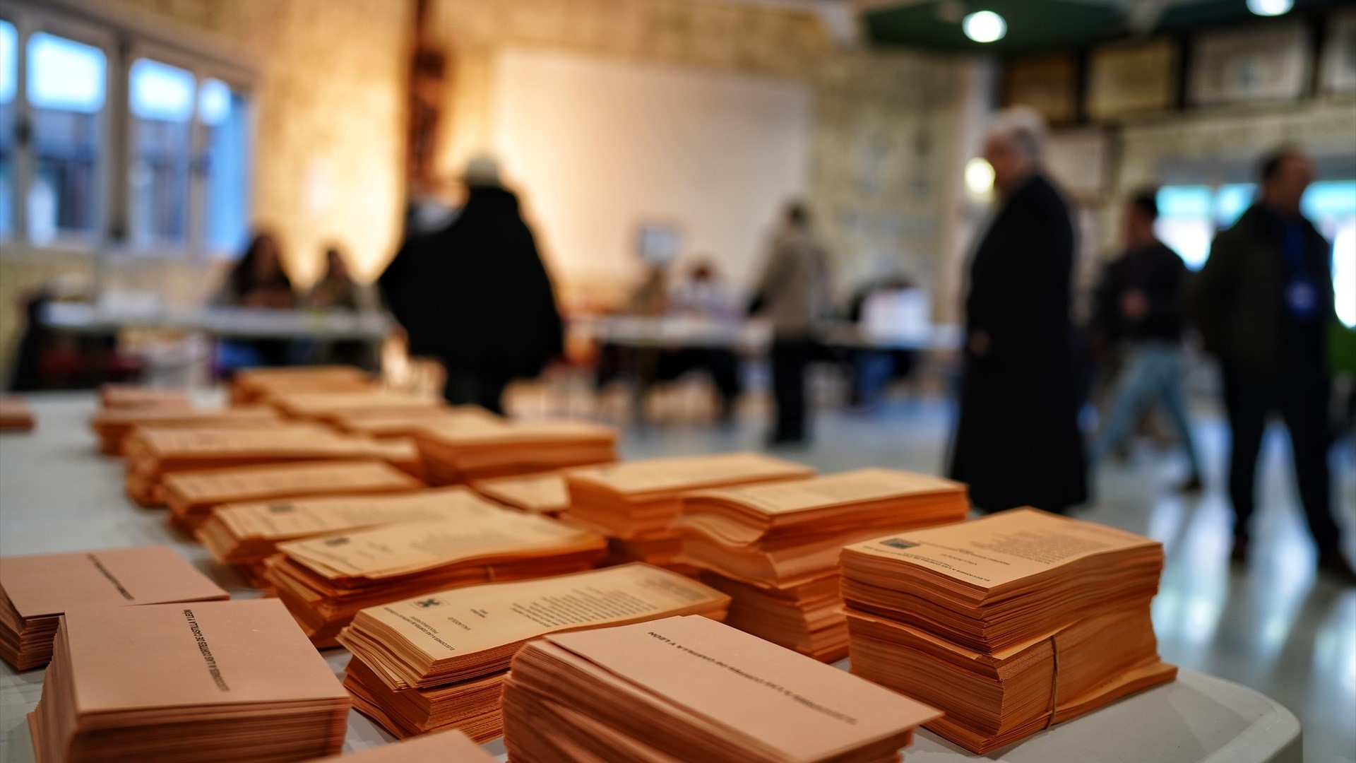 Papeletas nun colexio electoral de Valladolid.  Europa Press/Pablo Requejo