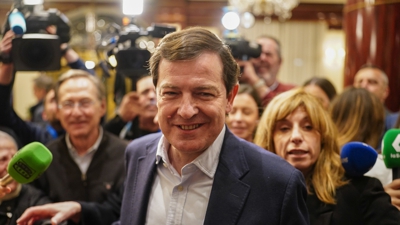 Alfonso Fernández Mañueco, a súa chegada ao Hotel onte está a seguir os resultados. Europa Press/Manuel Ángel Laya