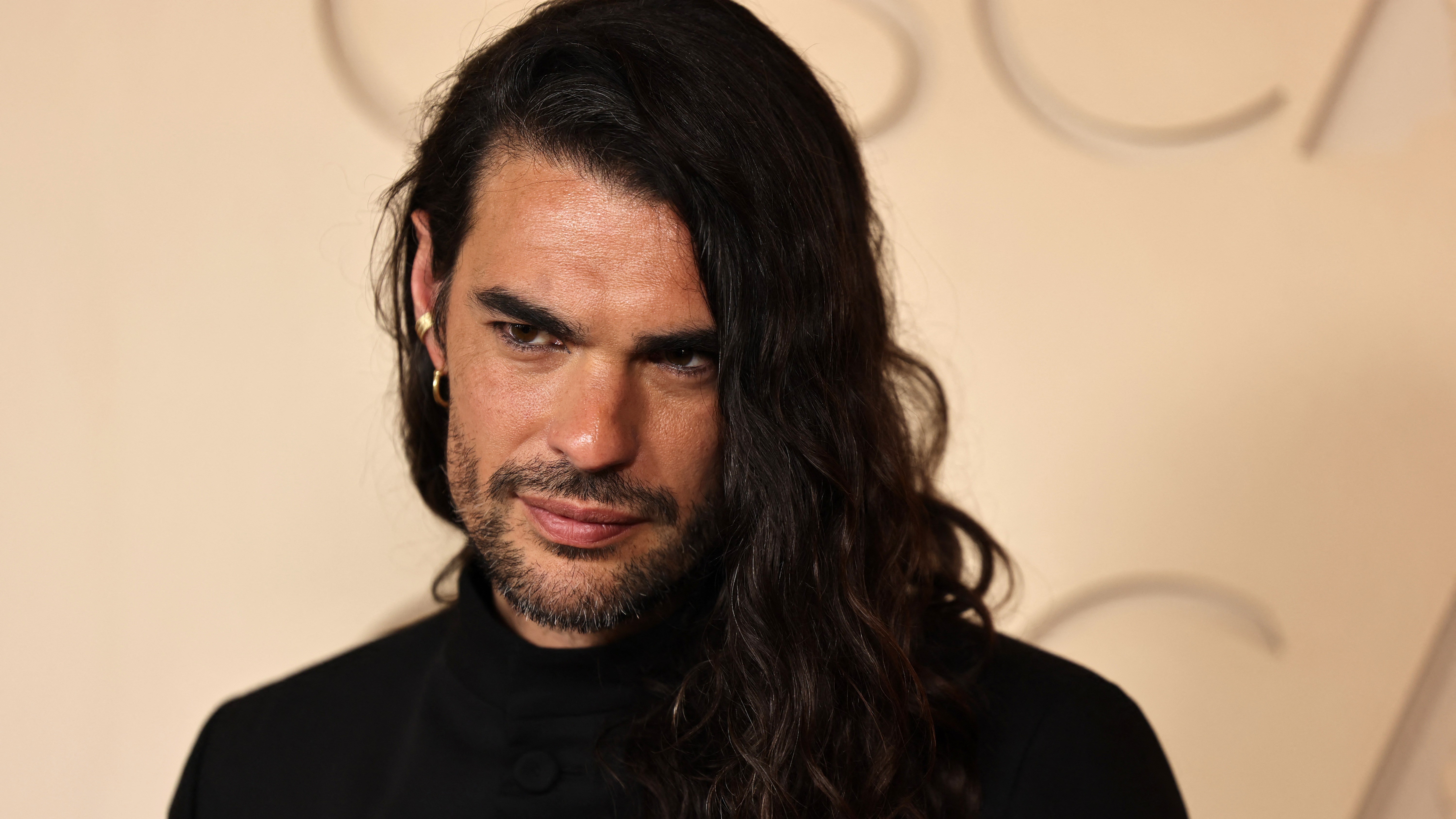 Oliver Laxe posa na alfombra vermella. REUTERS/Daniel Cole