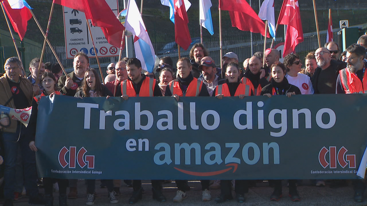 Os traballadores concentráronse ás portas da empresa