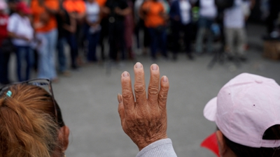 Familiares de detidos e membros do Comité de Familiares por unha Vida Digna rezan durante unha protesta para esixir mellores condicións para os seus familiares./ REUTERS/Santiago Arcos