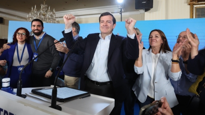 Alfonso Fernández Mañueco celebra os resultados electorais na sede popular en Salamanca. EFE/JMGARCIA