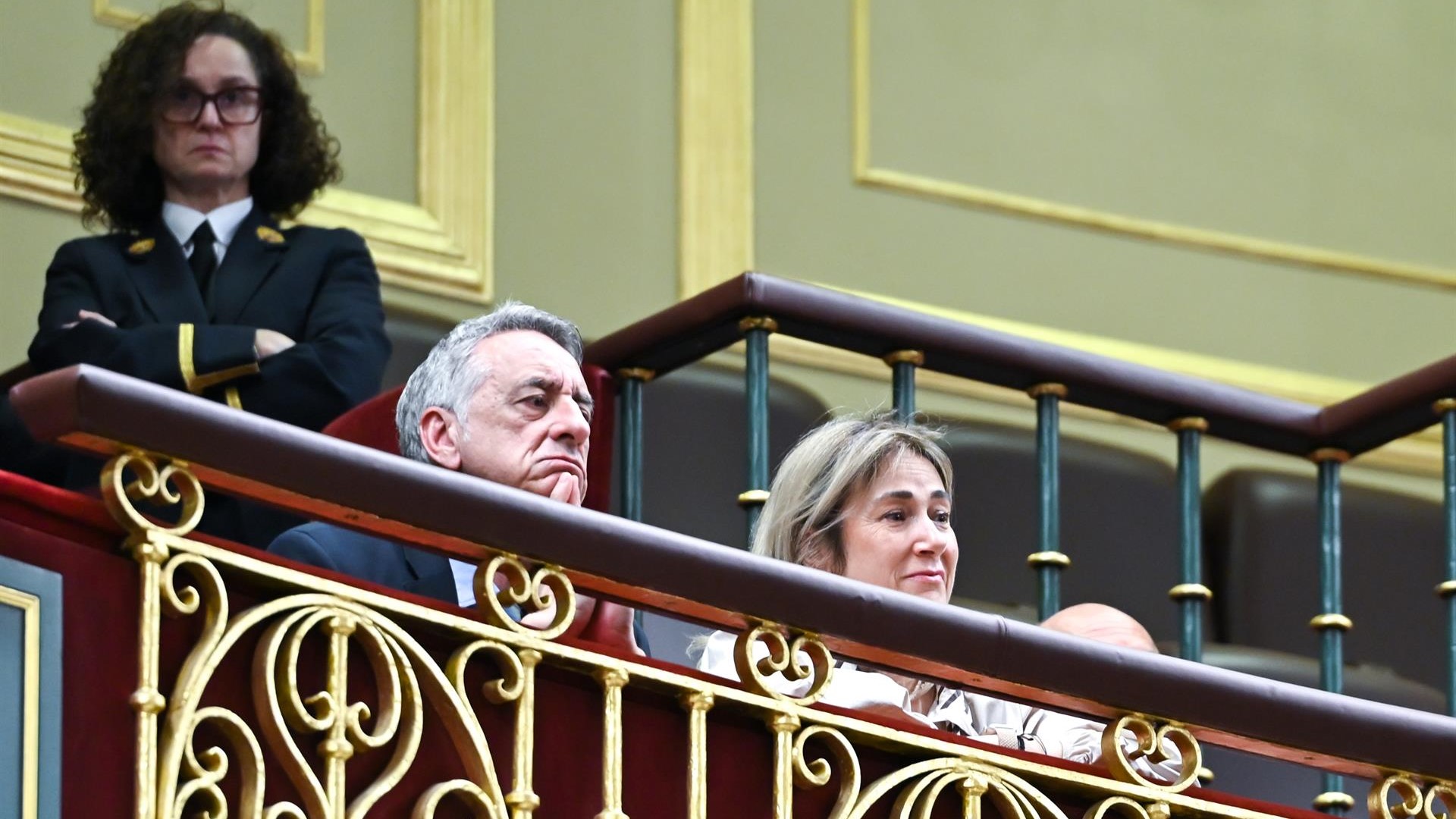 Marisol Burón, nai da moza asasinada Marta Calvo; e o presidente da Asociación Marta Calvo; na tribuna de invitados do Congreso (Gustavo Valiente - Europa Press)