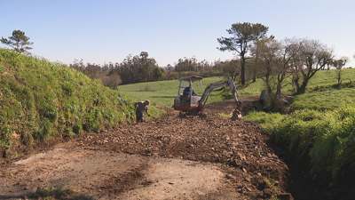 Operarios municipais reparan os danos máis urxentes nas pistas de Mazaricos