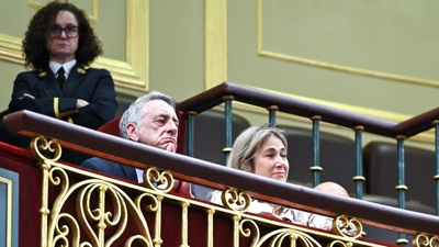 Marisol Burón, nai da moza asasinada Marta Calvo; e o presidente da Asociación Marta Calvo; na tribuna de invitados do Congreso (Gustavo Valiente - Europa Press)