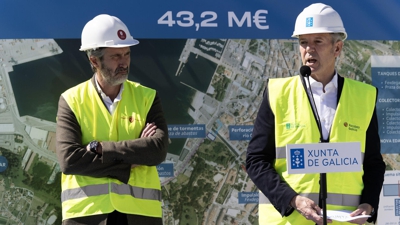 Alfonso Rueda, acompañado polo alcalde de Vilagarcía, visitou as obras de saneamento ( EFE/ Salvador Sas)